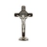 Croix de Saint Benoît en métal argenté, émaillée plusieurs couleurs, sur socle aimanté – Hauteur 7,8 cm.