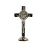 Croix de Saint Benoît en métal argenté, émaillée plusieurs couleurs, sur socle aimanté – Hauteur 7,8 cm.