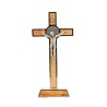 Croix de saint Benoit en metal couleur argentee sur socle, hauteur 20 cm..