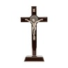 Croix de saint Benoit en metal couleur argentee sur socle, hauteur 20 cm..