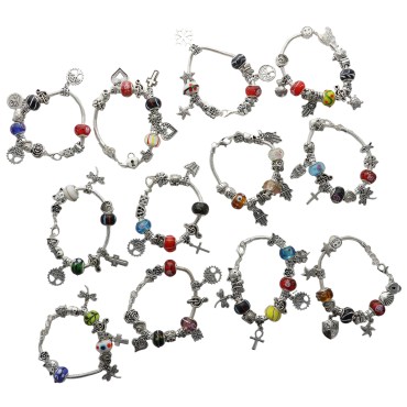 Bracelet en métal de couleur argentée avec breloques et perle de verre. LOT DE 4 ASSORTIS