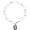 Bracelet dizainier sur élastique pour enfant avec grains forme cœur en verre Ø 7 mm et avec medaille Vierge miraculeuse.