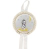 Médaille de berceau en velours blanc ruban torsadé, plaque laminée Ø 6.5 cm avec ruban. Livré en boite. Plusieurs modèles.