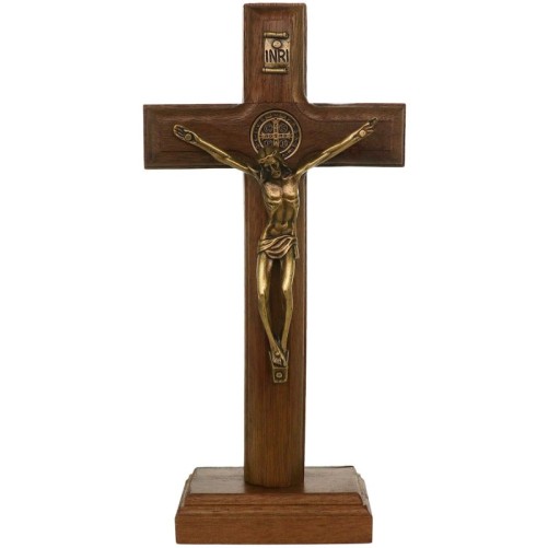 Crucifix de Saint Benoit a poser ou a suspendre en bois avec Christ en dore antique. Existe en plusieurs tailles.