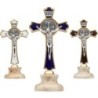 Croix de Saint Benoît en métal doré, émaillée plusieurs couleurs, sur socle en marbre – Hauteur 8,5 cm.