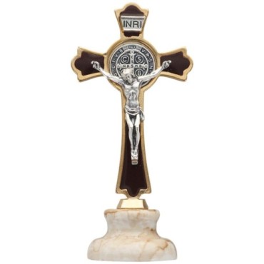 Croix de Saint Benoît en métal doré, émaillée plusieurs couleurs, sur socle en marbre – Hauteur 8,5 cm.