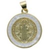 Medaille de Saint Benoit doree avec coquille naturelle disponible en differentes couleurs. Ø 2 cm.