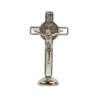 Croix de Saint Benoît en métal argenté, émaillée plusieurs couleurs, sur socle aimanté – Hauteur 7,8 cm.