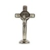 Croix de Saint Benoît en métal argenté, émaillée plusieurs couleurs, sur socle aimanté – Hauteur 7,8 cm.
