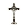 Croix de Saint Benoît en métal argenté, émaillée plusieurs couleurs, sur socle aimanté – Hauteur 7,8 cm.