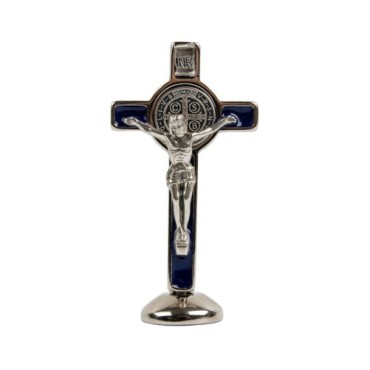 Croix de Saint Benoît en métal argenté, émaillée plusieurs couleurs, sur socle aimanté – Hauteur 7,8 cm.