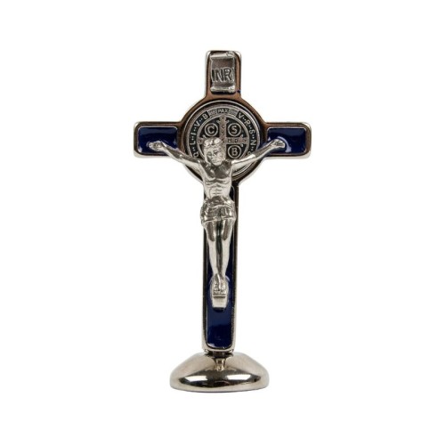 Croix de Saint Benoît en métal argenté, émaillée plusieurs couleurs, sur socle aimanté – Hauteur 7,8 cm.