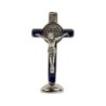 Croix de Saint Benoît en métal argenté, émaillée plusieurs couleurs, sur socle aimanté – Hauteur 7,8 cm.