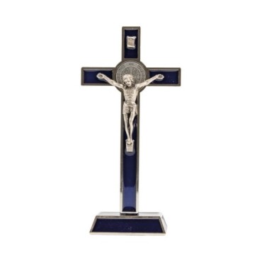 Croix de saint Benoit en metal couleur argentee sur socle, hauteur 20 cm..