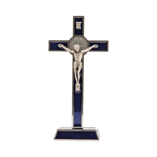 Croix de saint Benoit en metal couleur argentee sur socle, hauteur 20 cm..