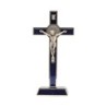 Croix de saint Benoit en metal couleur argentee sur socle, hauteur 20 cm..
