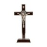 Croix de saint Benoit en metal couleur argentee sur socle, hauteur 20 cm..