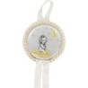 Médaille de berceau en velours blanc ruban torsadé, plaque laminée Ø 6.5 cm avec ruban. Livré en boite. Plusieurs modèles.