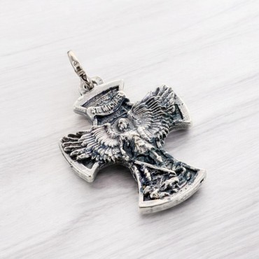 Croix en métal de Saint Michel. Hauteur 2.5 cm..
