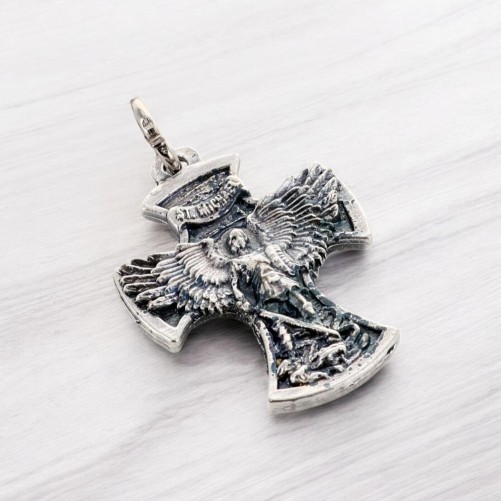 Croix en métal de Saint Michel. Hauteur 2.5 cm..